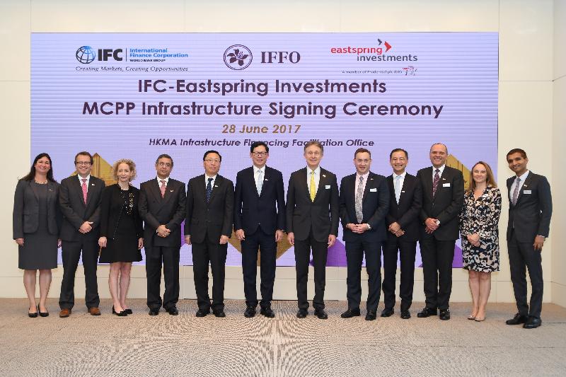 The Chief Executive of the Hong Kong Monetary Authority (HKMA), Mr Norman Chan (sixth left); the Vice President and Treasurer of International Finance Corporation (IFC), Mr Hua Jingdong (fifth left); the Chairman of Eastspring Investments, Mr Donald Kanak (sixth right); and other representatives from the HKMA, IFC and Eastspring Investments are pictured at the agreement signing ceremony of the Managed Co-lending Portfolio Program Infrastructure today (June 28).