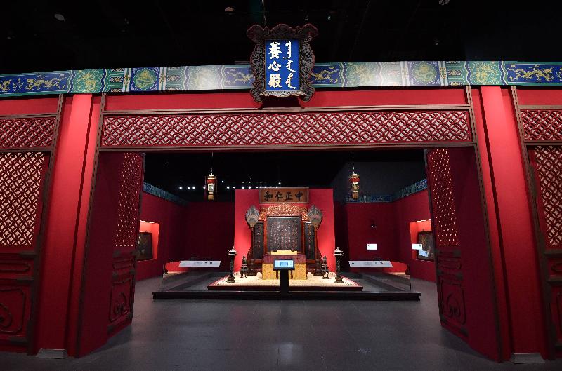 「八代帝居－－故宮養心殿文物展」今日（六月二十八日）於香港文化博物館揭幕。圖示皇帝接見大臣的「正殿明間」場景。