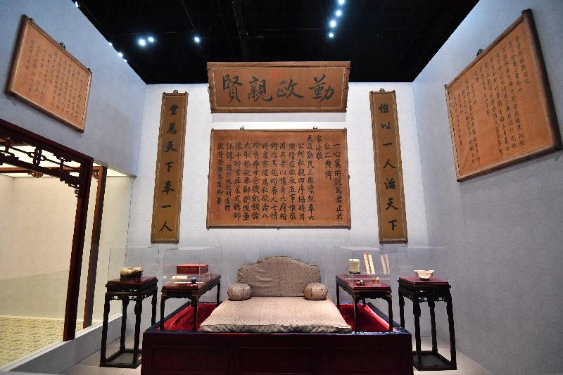 The opening ceremony of the "Hall of Mental Cultivation of The Palace Museum - Imperial Residence of Eight Emperors" exhibition was held today (June 28) at the Hong Kong Heritage Museum. Photo shows the setting of the West Warmth Chamber, in which Emperor Yongzheng worked diligently.