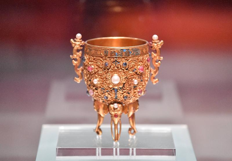 The opening ceremony of the "Hall of Mental Cultivation of The Palace Museum - Imperial Residence of Eight Emperors" exhibition was held today (June 28) at the Hong Kong Heritage Museum. Photo shows a gold chalice of "eternal stability" inlaid with gemstones from the Qianlong period of the Qing dynasty. 