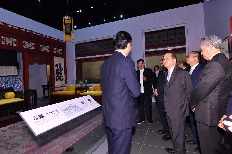The Chief Secretary for Administration, Mr Matthew Cheung Kin-chung, attended the opening ceremony for the exhibition "Hall of Mental Cultivation of The Palace Museum - Imperial Residence of Eight Emperors" at the Hong Kong Heritage Museum today (June 28). Photo shows Mr Cheung (front, second right) touring the exhibition.