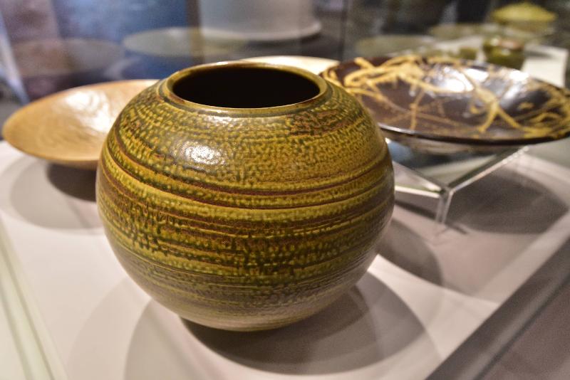 「傳承－－茶山窯陶瓷藝術展」開幕典禮今日（六月二十九日）於香港文物探知館舉行。圖示其中一項展品，名為《雨後雲》的灰釉絞泥球形罐。