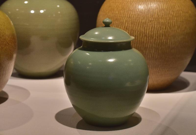 「传承－－茶山窑陶瓷艺术展」开幕典礼今日（六月二十九日）于香港文物探知馆举行。图示其中一项展品，名为《青梅》的梅子青釉盖罐。