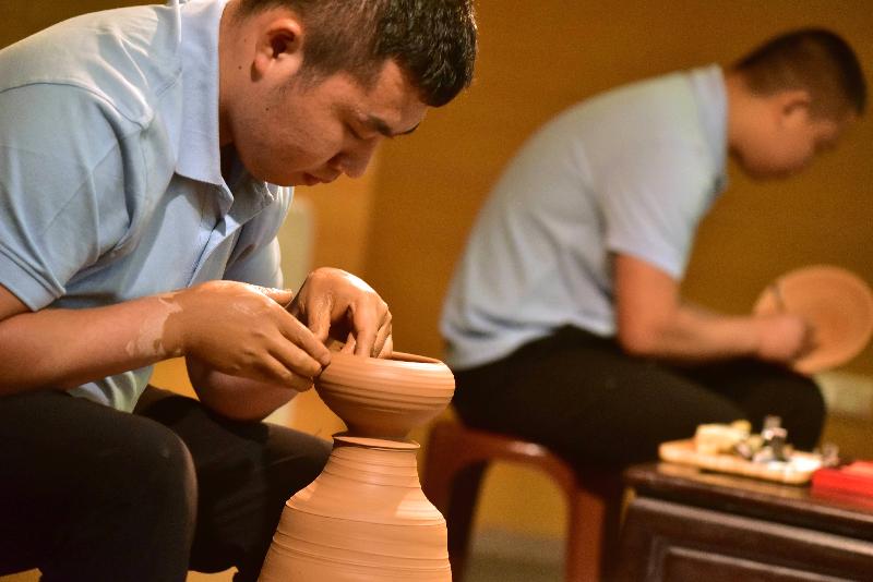 The opening ceremony of the "Inheritance: Ceramic Art of Chashan Kiln Exhibition” was held today (June 29) at the Hong Kong Heritage Discovery Centre. Photo shows apprentices demonstrating the traditional art of ceramic making.