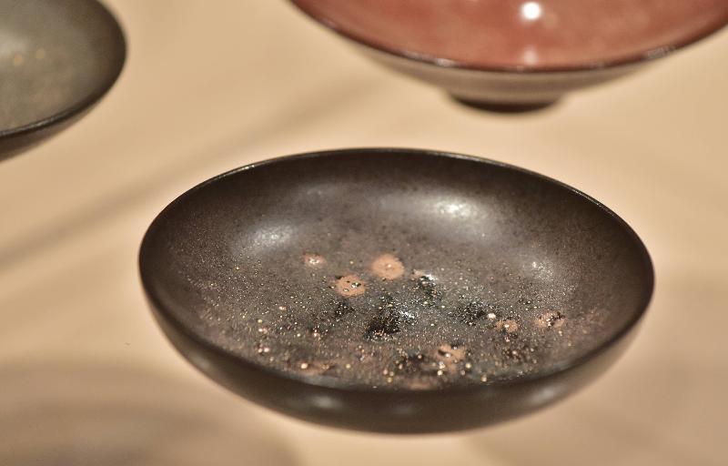 The opening ceremony of the "Inheritance: Ceramic Art of Chashan Kiln Exhibition" was held today (June 29) at the Hong Kong Heritage Discovery Centre. Photo shows a temmoku glazed small cup with golden beads named "Come and Go".

 
