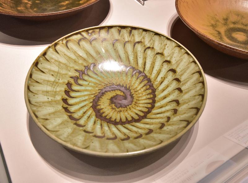 The opening ceremony of the "Inheritance: Ceramic Art of Chashan Kiln Exhibition" was held today (June 29) at the Hong Kong Heritage Discovery Centre. Photo shows an ash-glazed plate with brushed lotus and skip-cut patterns named "Shower of Flowers".
