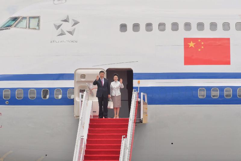 國家主席習近平（左）及夫人彭麗媛（右）今日（六月二十九日）抵達香港國際機場時向迎候行列揮手。


