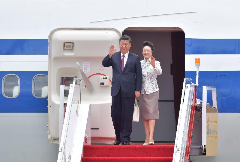 國家主席習近平（左）及夫人彭麗媛（右）今日中午（六月二十九日）抵達香港視察三天，並出席慶祝香港回歸祖國二十周年大會暨香港特別行政區第五屆政府就職典禮。

