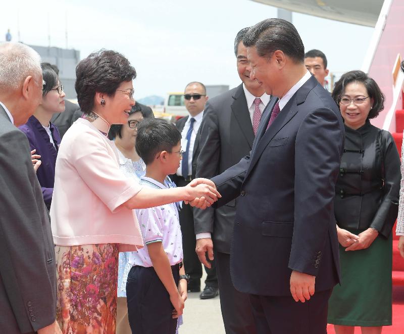 President Xi Jinping (second right) is greeted by the Chief Executive-elect, Mrs Carrie Lam (second left), at the airport apron today (June 29). Looking on are the Chief Executive, Mr C Y Leung (third right), and his wife Mrs Regina Leung (first right), and Vice-Chairman of the National Committee of the Chinese People's Political Consultative Conference, Mr Tung Chee Hwa (first left). 