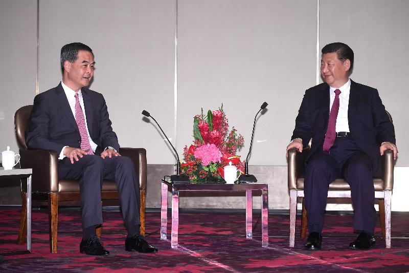 国家主席习近平（右）今日（六月二十九日）下午于下榻酒店会见行政长官梁振英（左）。

