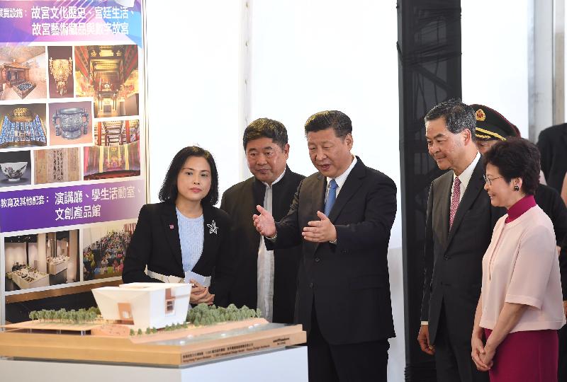 President Xi Jinping (centre) visited the West Kowloon Cultural District (WKCD) this afternoon (June 29). Photo shows President Xi viewing a model to learn more about the WKCD project. Looking on are the Chief Executive, Mr C Y Leung (second right); the Chief Executive-elect, Mrs Carrie Lam (first right); the Permanent Secretary for Home Affairs, Mrs Betty Fung (first left); and the Director of the Palace Museum, Dr Shan Jixiang (second left).