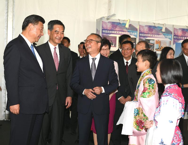 President Xi Jinping (first left) chats with two child artists of Cantonese opera during his visit to the West Kowloon Cultural District today (June 29). Looking on are the Chief Executive, Mr C Y Leung (second left); the Chief Executive-elect, Mrs Carrie Lam (fourth left); and the Secretary for Home Affairs, Mr Lau Kong-wah (third left).