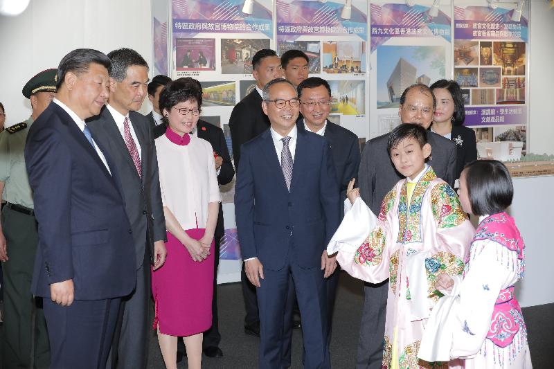 President Xi Jinping (first left) enjoys a singing performance by two child artists of Cantonese opera during his visit to the West Kowloon Cultural District (WKCD) today (June 29). Looking on are the Chief Executive, Mr C Y Leung (second left); the Chief Executive-elect, Mrs Carrie Lam (third left); the Chief Secretary for Administration and Chairman of the Board of the WKCD Authority, Mr Matthew Cheung Kin-chung (second right); the Secretary for Home Affairs, Mr Lau Kong-wah (fourth left); and the Permanent Secretary for Home Affairs, Mrs Betty Fung (first right). 
