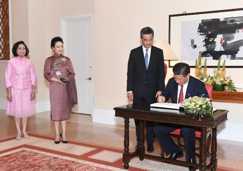 President Xi Jinping (first right) today (June 29) signs the guest book at Government House. Looking on are the wife of President Xi, Peng Liyuan (second left); the Chief Executive, Mr C Y Leung (second right), and his wife Mrs Regina Leung (first left).
