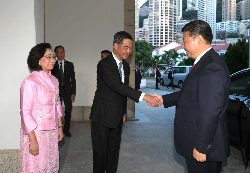 President Xi Jinping (right) attended a dinner at Government House hosted by the Chief Executive, Mr C Y Leung, this evening (June 29). Photo shows President Xi being greeted by Mr Leung (centre) and his wife Mrs Regina Leung (left) on arrival.