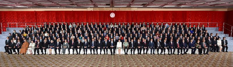 國家主席習近平（前排右十五）、行政長官梁振英（前排右十六）和候任行政長官林鄭月娥（前排右十四）今日（六月三十日）下午在香港會議展覽中心與二百多名香港各界人士合照。