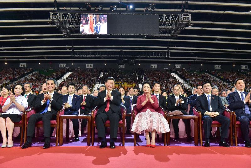 國家主席習近平（前排左三）及夫人彭麗媛（前排右三）今晚（六月三十日）在香港會議展覽中心出席慶祝香港回歸祖國二十周年文藝晚會欣賞表演。行政長官梁振英（前排左二）及夫人梁唐青儀（前排左一）亦陪同出席。