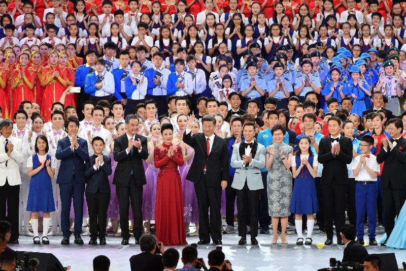 President Xi Jinping (front row, centre) greets the audience at the "Grand Variety Show to Celebrate the 20th Anniversary of Hong Kong's Return to the Motherland" tonight (June 30) at the Hong Kong Convention and Exhibition Centre. Joining him on stage include the Chief Executive, Mr C Y Leung (front row, fifth left), and the Chief Executive-elect, Mrs Carrie Lam (front row, fifth right).
