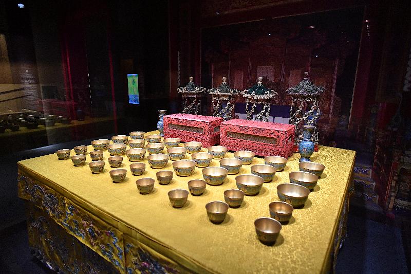 「萬壽載德－清宮帝后誕辰慶典」展覽今日（七月一日）於香港歷史博物館開幕。圖為展覽中展示的清宮萬壽盛典大宴桌佈置。
