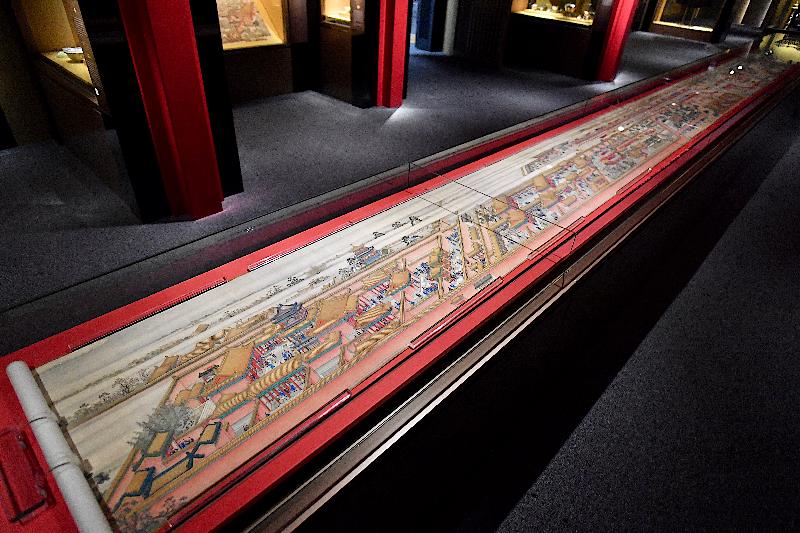 The opening ceremony of the exhibition " Longevity and Virtues: Birthday Celebrations of the Qing Emperors and Empress Dowagers " was held today (July 1) at the Hong Kong Museum of History. Photo shows a painting scroll entitled “Birthday Celebration of Empress Dowager Chongqing” with a total length of about 28 metres.