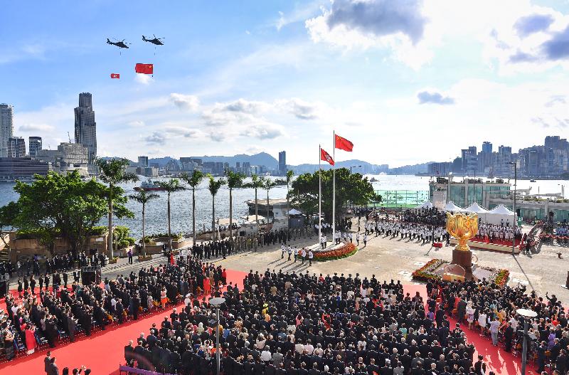 今早（七月一日）在金紫荆广场举行的庆祝中华人民共和国香港特别行政区成立二十周年升旗仪式上，政府飞行服务队在空中敬礼。