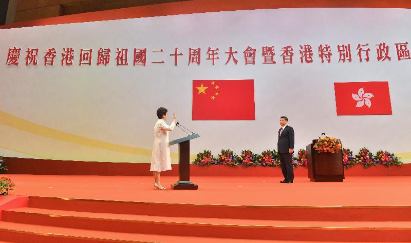 国家主席习近平（右）今日（七月一日）上午在香港会议展览中心举行的香港特别行政区第五届政府就职典礼上，为行政长官林郑月娥（左）监誓。
