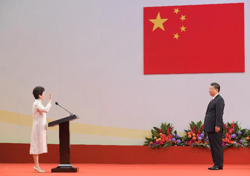 国家主席习近平（右）今日（七月一日）上午在香港会议展览中心举行的香港特别行政区第五届政府就职典礼上，为行政长官林郑月娥（左）监誓。