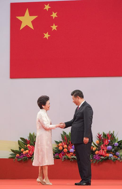 國家主席習近平（右）和行政長官林鄭月娥（左）今日（七月一日）上午在香港特別行政區第五屆政府就職典禮上握手。