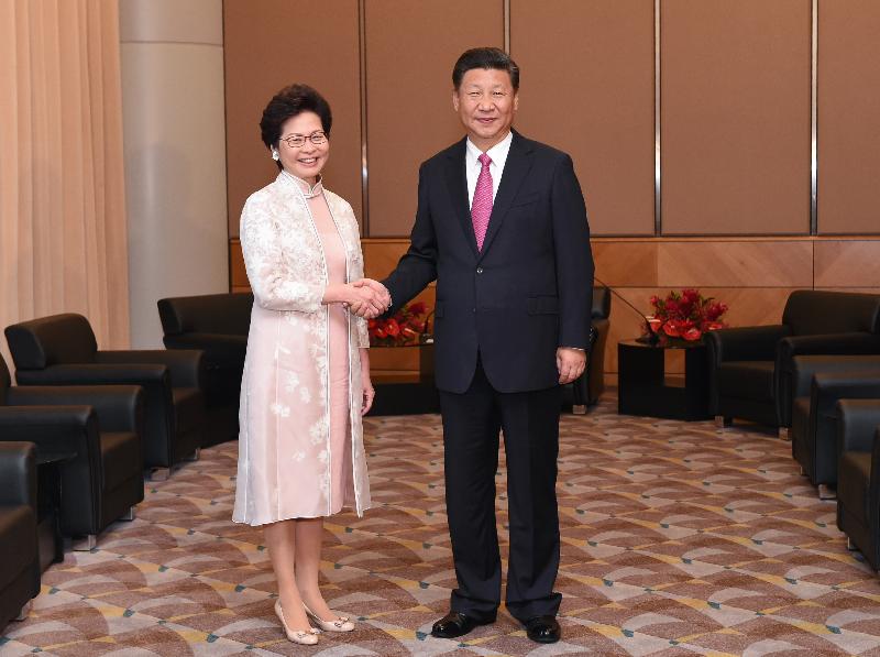 國家主席習近平（右）今日（七月一日）上午出席香港特別行政區第五屆政府就職典禮後，在香港會議展覽中心會見新任行政長官林鄭月娥（左）。圖示二人在會面前握手。