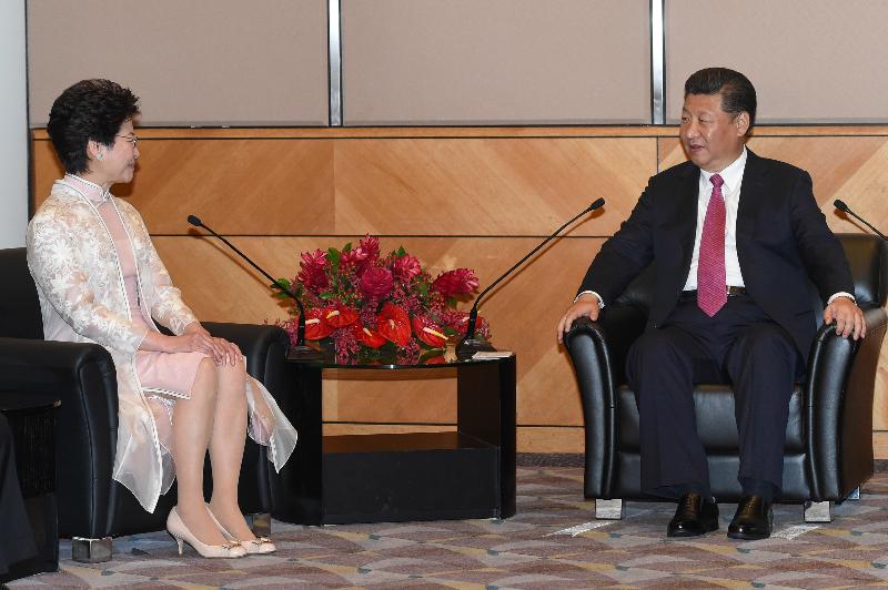 國家主席習近平（右）今日（七月一日）上午出席香港特別行政區第五屆政府就職典禮後，在香港會議展覽中心會見新任行政長官林鄭月娥（左）。