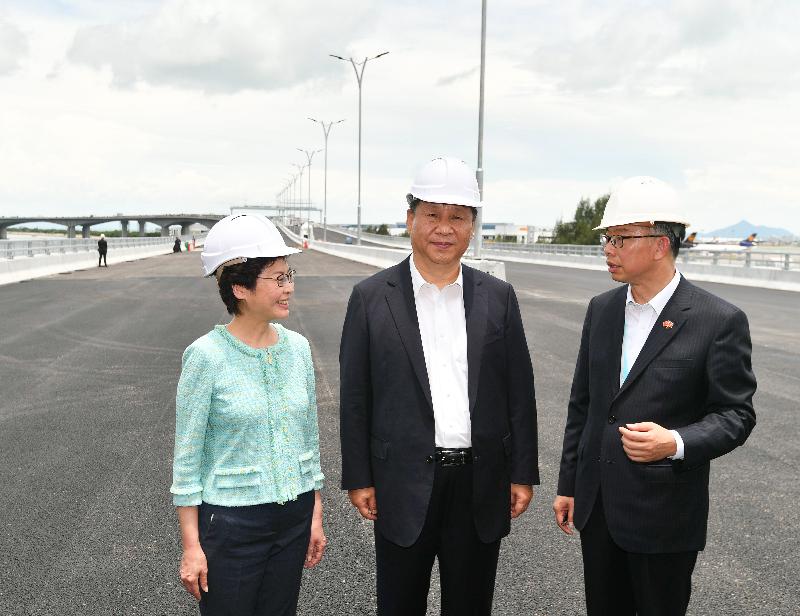 President Xi Jinping (centre) is briefed by the Secretary for Transport and Housing, Mr Frank Chan Fan (right), on the Hong Kong section of the Hong Kong-Zhuhai-Macao Bridge (HZMB) during his inspection of the HZMB Hong Kong Link Road today (July 1). President Xi is accompanied by the Chief Executive, Mrs Carrie Lam (left).