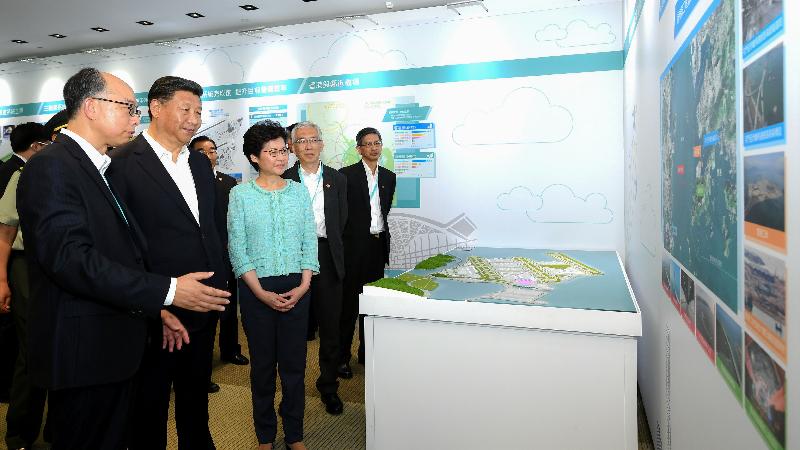 President Xi Jinping (second left) is briefed at the HKIA Tower today (July 1) by the Secretary for Transport and Housing, Mr Frank Chan Fan (first left), on the whole Hong Kong-Zhuhai-Macao Bridge project, in particular the Hong Kong section. Joining them are the Chief Executive, Mrs Carrie Lam (third left); the Permanent Secretary for Transport and Housing (Transport), Mr Joseph Lai (second right); and the Director of Highways, Mr Daniel Chung (first right).