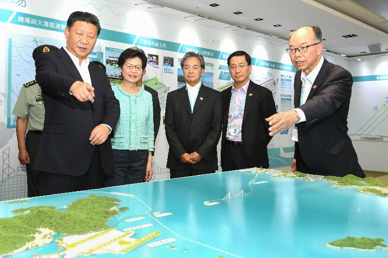 President Xi Jinping (first left) views a model at the HKIA Tower today (July 1) while being briefed by the Secretary for Transport and Housing, Mr Frank Chan Fan (first right), on how the Hong Kong Special Administrative Region Government promotes social and economic developments of the Pearl River Delta area through investments in infrastructure. Accompanying President Xi are the Chief Executive, Mrs Carrie Lam (second left); the Chairman of the Airport Authority Hong Kong (AA), Mr Jack So (centre); and the Chief Executive Officer of the AA, Mr Fred Lam (second right).