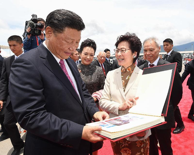President Xi Jinping (first left) and his wife Peng Liyuan (second left) receive an album from the Chief Executive, Mrs Carrie Lam (second right), at the airport after concluding their three-day visit in Hong Kong today (July 1). Mrs Lam's husband Mr Lam Siu-por (first right) also saw them off at the airport apron.