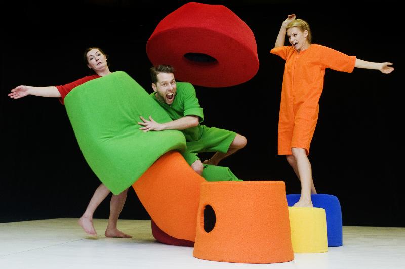 "Puzzle" is one of the programmes of the International Arts Carnival. Accompanied by music, three dancers use brightly hued geometric shapes to form puzzles and simple objects, enchanting babies and toddlers with body movements to create an artistic experience.