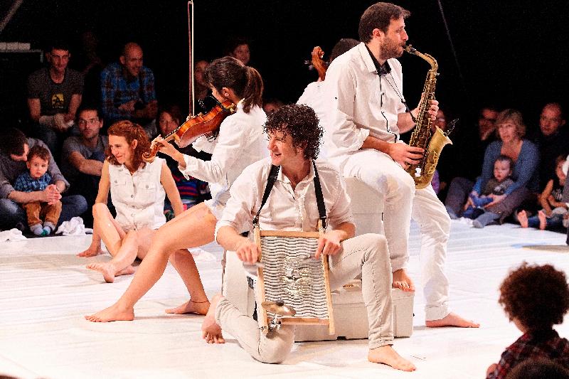 西班牙小乳牛剧团的互动音乐会「B头四」是今年暑期艺术节「国际综艺合家欢」专为三岁或以下幼儿而设的演艺节目之一。
