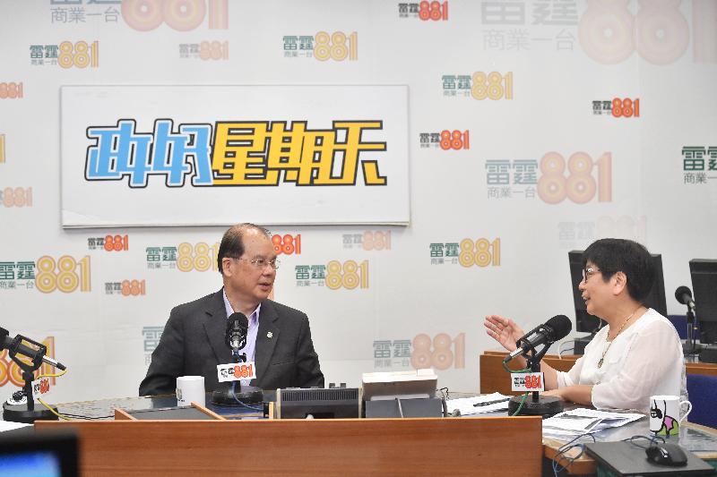 政務司司長張建宗（左）今早（七月二日）出席商業電台節目「政好星期天」。