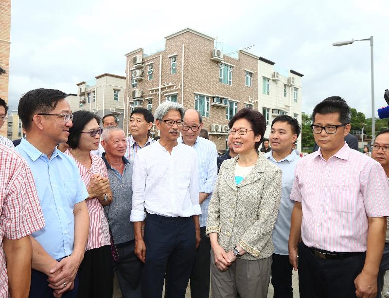 行政长官林郑月娥（前排右二）今日（七月二日）视察重置后的打鼓岭竹园村。