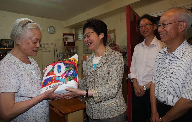 The Chief Executive, Mrs Carrie Lam (second left), visits an elderly resident at Ka Wai Chuen, Hung Hom today (July 2). Looking on are the Chairman of the Hong Kong Housing Society, Mr Marco Wu (first right) and the Chairman of the Kowloon City District Council, Mr Pun Kwok-wah (second right).
