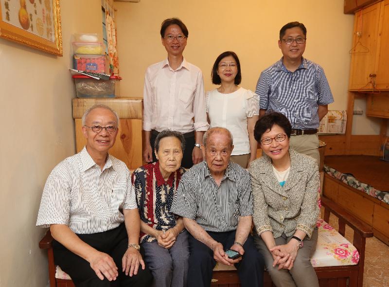 The Chief Executive, Mrs Carrie Lam (front row, first right), visits an elderly family at Ka Wai Chuen, Hung Hom today (July 2). Looking on are the Director of Home Affairs, Ms Janice Tse (back row, centre); the Chairman of the Hong Kong Housing Society, Mr Marco Wu (front row, first left); District Officer (Kowloon City), Mr Franco Kwok (back row, right) and the Chairman of the Kowloon City District Council, Mr Pun Kwok-wah (back row, left).
