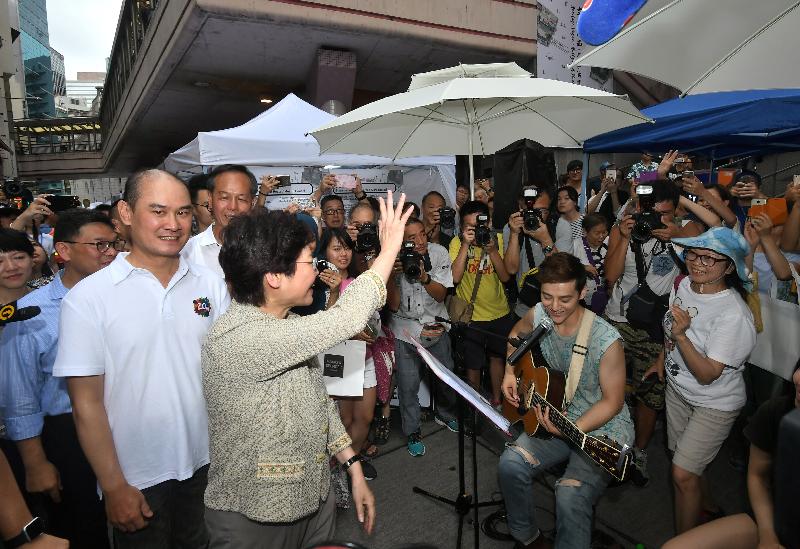 The Chief Executive, Mrs Carrie Lam (second left), tours the "Heritage Vogue · Hollywood Road" street carnival at Central today (July 2).
