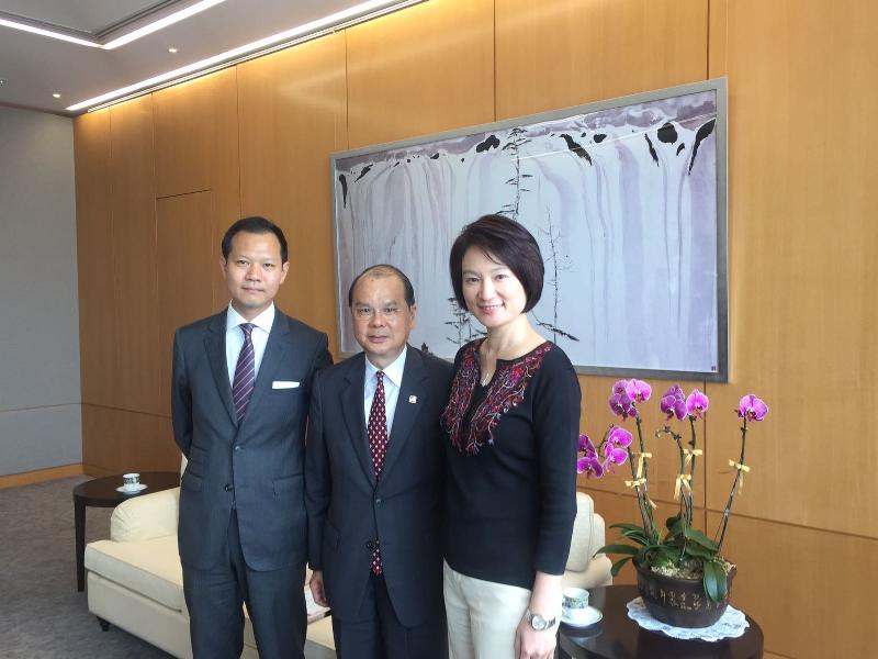 The Chief Secretary for Administration, Mr Matthew Cheung Kin-chung (centre), meets with the Chairman, Ms Starry Lee (right), and the Deputy Chairman, Mr Dennis Kwok (left), of the House Committee of the Legislative Council today (July 3) to strengthen communication between the executive and the legislature. 