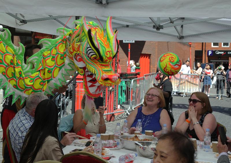 A hungry dragon tries to join in at the Poon Choi feast held in London Chinatown on July 2 (London time) supported by the Hong Kong Economic and Trade Office, London to celebrate the 20th anniversary of the establishment of Hong Kong Special Administrative Region. Nearly a thousand people took part in this traditional Hong Kong celebration feast.
