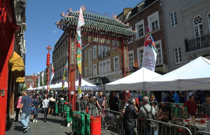Nearly a thousand people took part in a Poon Choi feast held in London Chinatown on July 2 (London time) supported by the Hong Kong Economic and Trade Office, London to celebrate the 20th anniversary of the establishment of Hong Kong Special Administrative Region. 