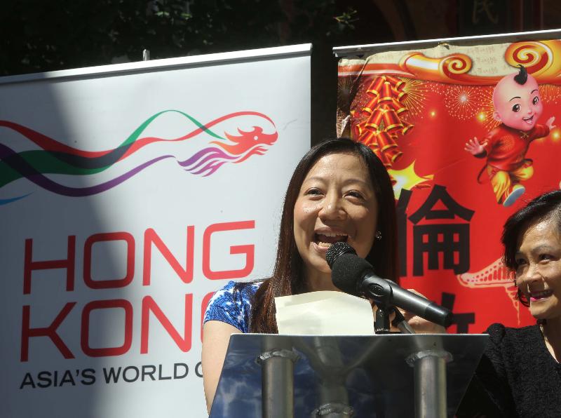 The Director-General of the Hong Kong Economic and Trade Office, London (London ETO), Ms Priscilla To, addresses guests at the Poon Choi feast held in London Chinatown on July 2 (London time) supported by the London ETO to celebrate the 20th anniversary of the establishment of Hong Kong Special Administrative Region. Nearly a thousand people took part in this traditional Hong Kong celebration feast.