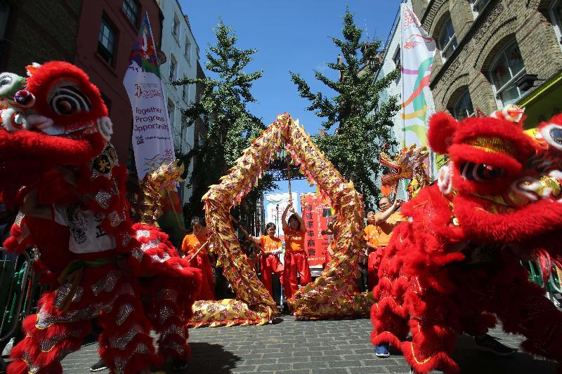 The Poon Choi feast held in London Chinatown on July 2 (London time), supported by the Hong Kong Economic and Trade Office, London to celebrate the 20th anniversary of the establishment of Hong Kong Special Administrative Region, featured both traditional dragon and lion dances.