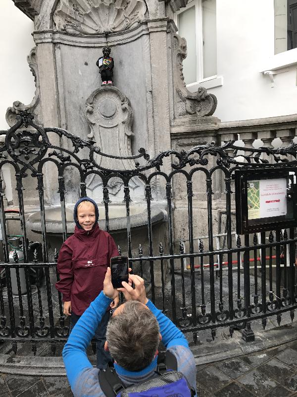 父親為小男孩在世界著名的噴泉雕像兼布魯塞爾的珍貴市標前拍照。