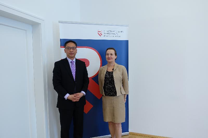 律政司司長袁國強資深大律師（左）今日（維也納時間七月三日）在奧地利維也納與奧地利聯邦大律師公會副主席Dr Marcella Prunbauer-Glaser（右）會面，為兩地的法律和仲裁界建立更緊密的聯繫。