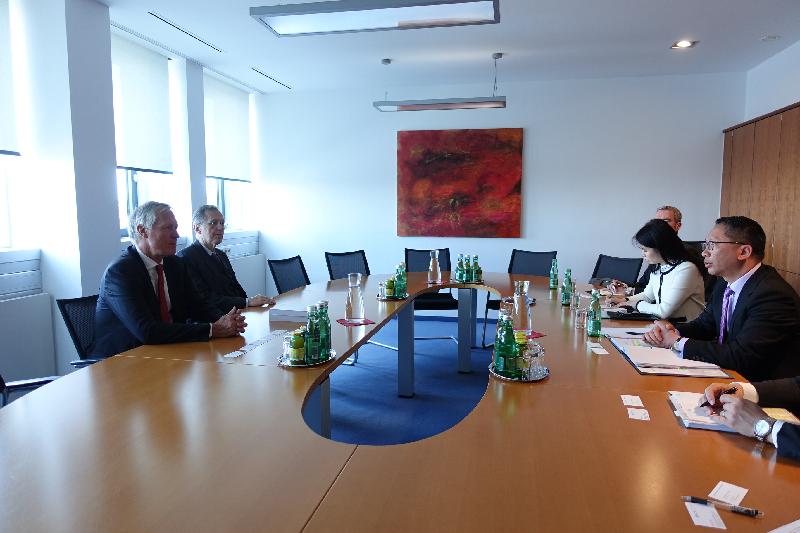 律政司司长袁国强资深大律师（右一）今日（维也纳时间七月三日）在奥地利维也纳与维也纳国际仲裁中心主席Dr Günther Horvath（左一）和秘书长Dr Manfred Heider（左二）交流意见。