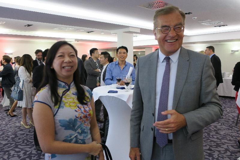香港駐布魯塞爾經濟貿易辦事處於六月二十八日（盧森堡時間）在盧森堡舉行香港特別行政區成立二十周年慶祝酒會。圖示香港駐歐洲聯盟特派代表林雪麗（左）與盧森堡議會副議長Laurent Mosar（右）合照。